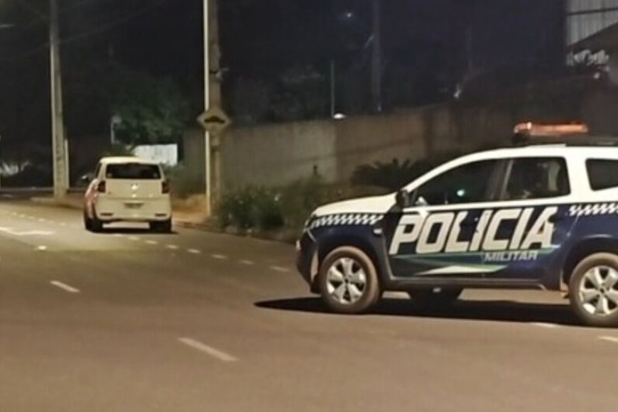 Mulher pula de carro em movimento durante discussão de casal e fica em esta…