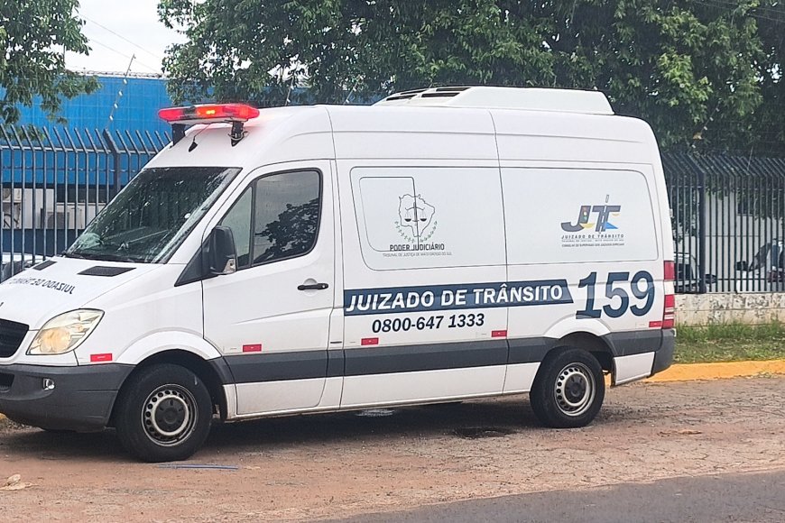 Motorista não percebe semáforo fechado e provoca engavetamento com seis veí…