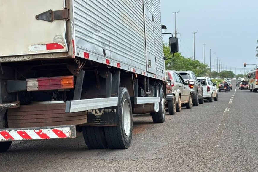 Engavetamento com caminhão e cinco carros complica trânsito na Avenida Mini…