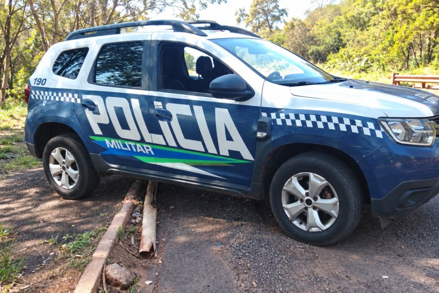 Mulher visivelmente embriagada é presa após desordem, insultos e resistência à polícia no