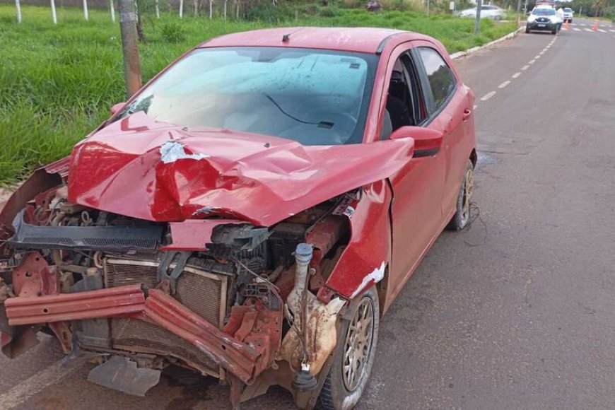 Mulher fica em estado gravíssimo após forte colisão em cruzamento na Vila F…