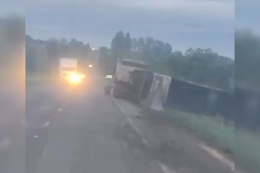 Caminhão tomba na BR-060 entre Sidrolândia e Campo Grande