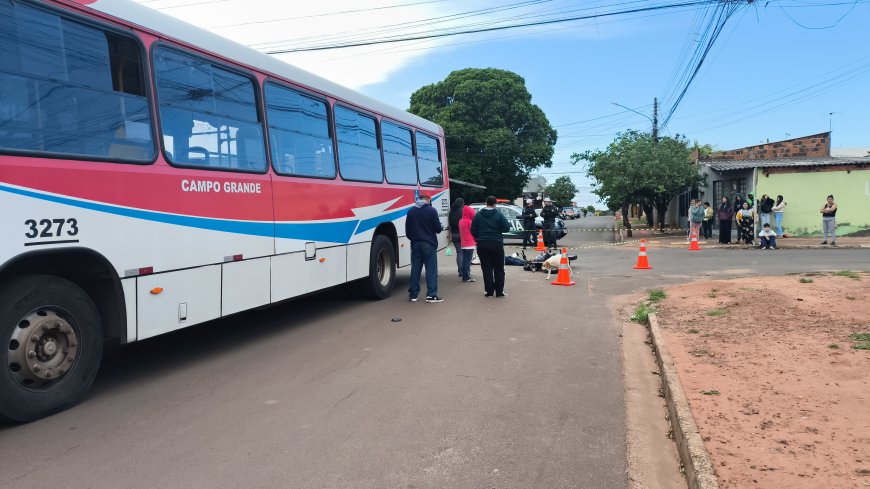 Jovem de 19 anos morre após avançar sinal de 'Pare' e colidir com ônibus em Campo Grande
