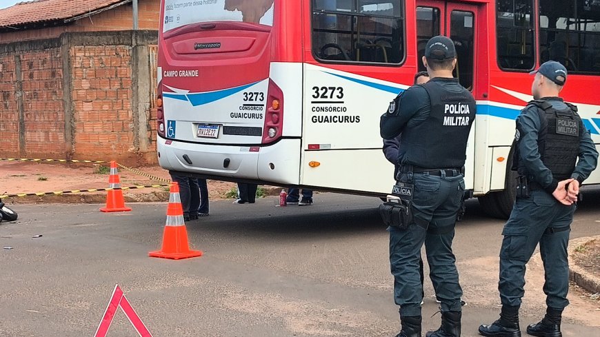 Jovem de 19 anos morre após avançar sinal de 'Pare' e colidir com ônibus em Campo Grande
