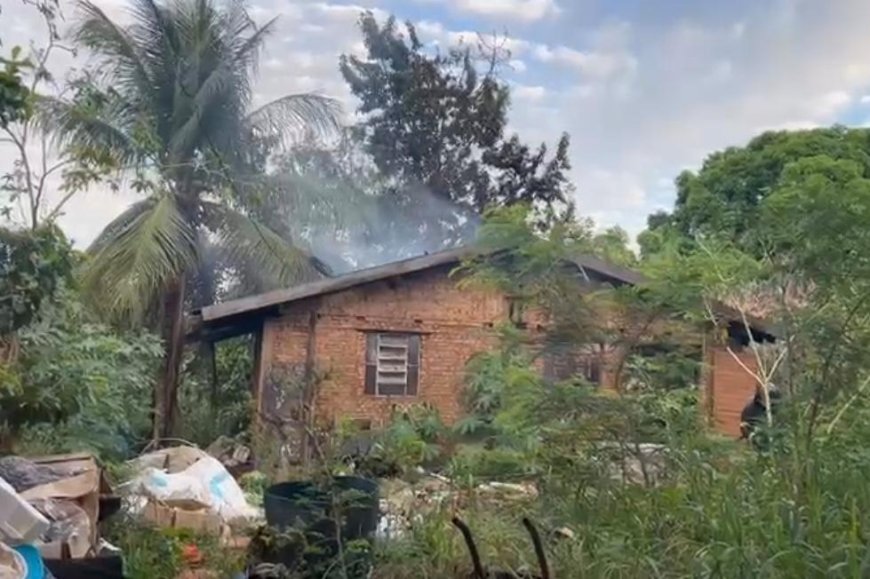 Incêndio destrói imóvel público na Vila Olinda e suspeita é de ato criminoso