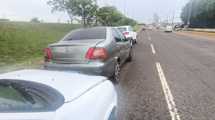 Motorista não percebe semáforo fechado e provoca engavetamento com seis veículos na Avenida João Arinos