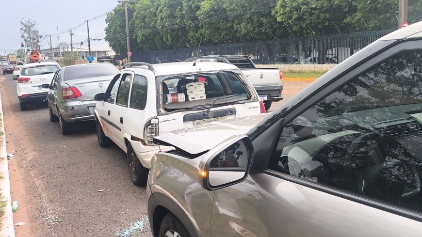 Motorista não percebe semáforo fechado e provoca engavetamento com seis veículos na Avenida João Arinos
