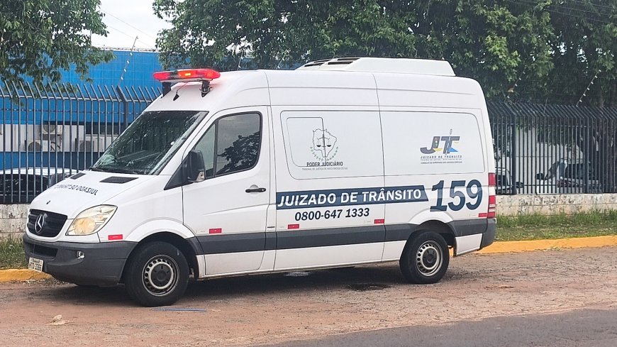 Motorista não percebe semáforo fechado e provoca engavetamento com seis veículos na Avenida João Arinos