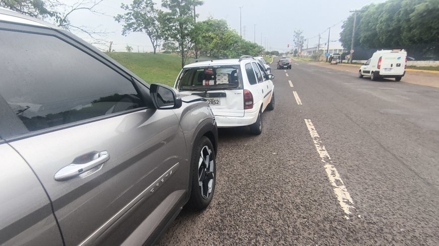 Motorista não percebe semáforo fechado e provoca engavetamento com seis veículos na Avenida João Arinos