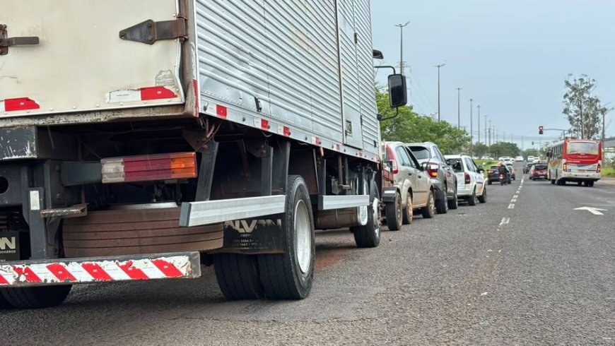 Engavetamento com caminhão e cinco carros complica trânsito na Avenida Ministro João Arinos