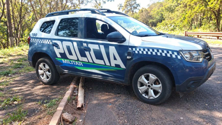 Mulher visivelmente embriagada é presa após desordem, insultos e resistência à polícia no