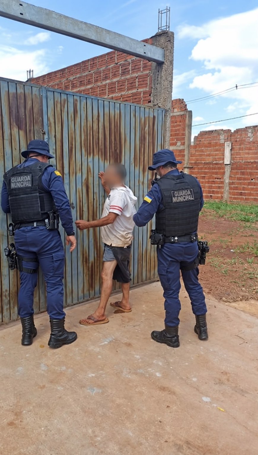 Homem é preso pela Guarda Municipal ao tentar arrombar empresa e ameaçar proprietário com barra de ferro em Dourados