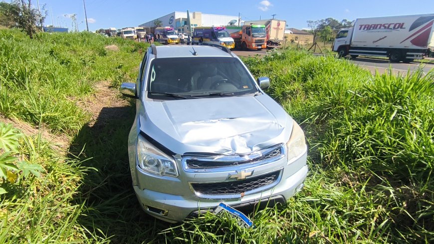 Grave acidente entre S10 e moto elétrica deixa homem gravemente ferido no macroanel da BR-163