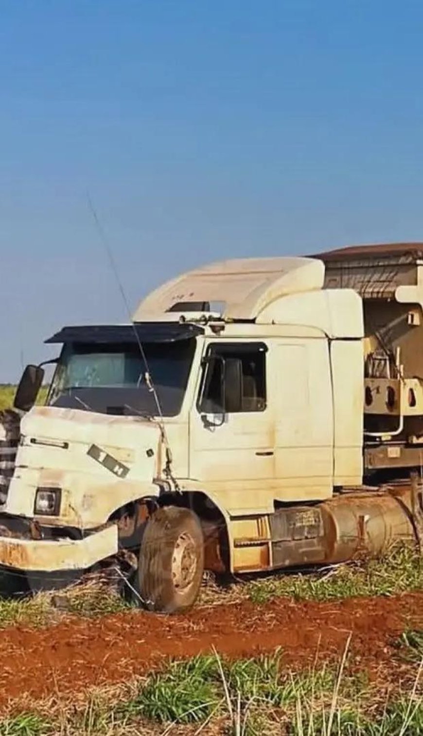 Colisão entre carreta e trator deixa um morto e um ferido na MS-162, em Dois Irmãos do Buriti