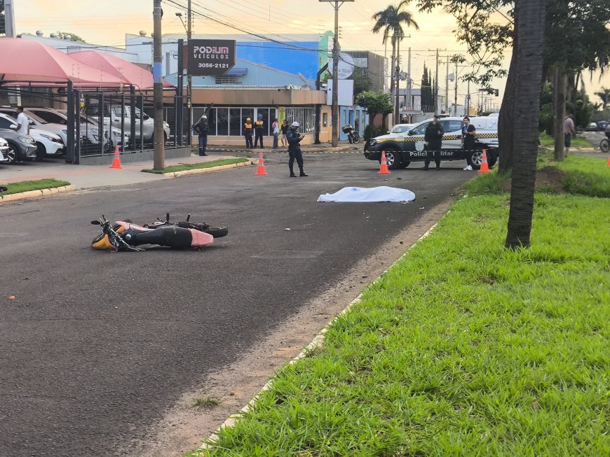 Motociclista de 38 anos morre após colidir contra árvore na Avenida Manoel da Costa Lima