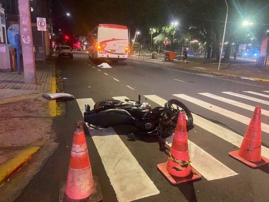 Garupa de moto morre após cair e ser atingido por ônibus em Campo Grande