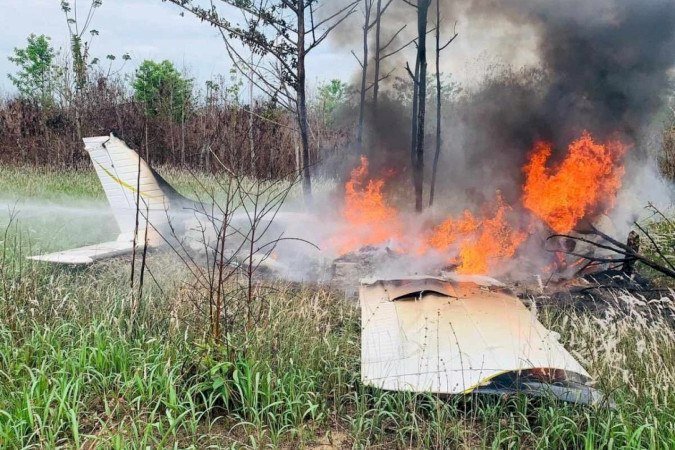 Avião com drogas é interceptado e pega fogo na Amazônia