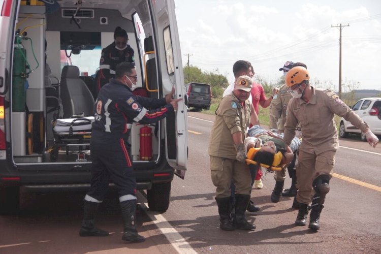 Colisão entre veículos na BR-060 deixa vítimas graves e crianças feridas