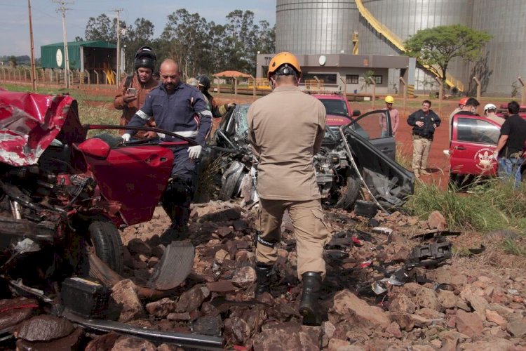 Colisão entre veículos na BR-060 deixa vítimas graves e crianças feridas