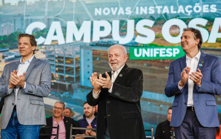 Foto: Presidente Lula com o ministro da Fazenda, Fernando Haddad, e o ministro da Educação, em Osasco, em julho de 2024/Ricardo Stuckert/Presidência da República