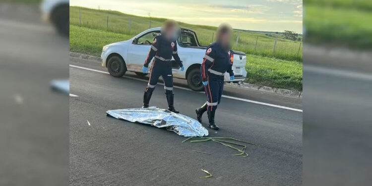 Mulher é declarada morta, coberta na pista e logo depois é reanimada em São Paulo