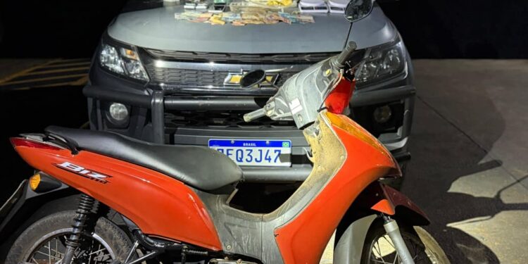 Choque estoura ponto de drogas e apreende quase 5 kg de entorpecentes