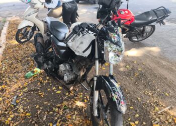 Jovem de 19 anos fica ferido em colisão entre carro e moto