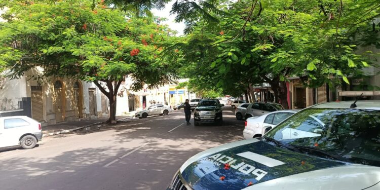 Polícia Militar conduz homem por porte de drogas, desobediência e desacato durante patrulhamento em Corumbá