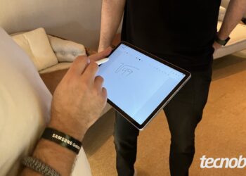 Galaxy Tab S10 FE na mão, com uma conta manuscrita na tela