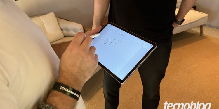 Galaxy Tab S10 FE na mão, com uma conta manuscrita na tela