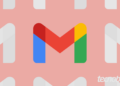 Arte mostra um padrão repetitivo de logotipos do Gmail em tons de cinza claro, que preenche um fundo cor-de-rosa pálido. No centro, destaca-se um logotipo do Gmail colorido, com abas em vermelho, azul, verde e amarelo, posicionado ligeiramente para a frente. No canto inferior direito da imagem, há a marca d'água "tecnoblog".