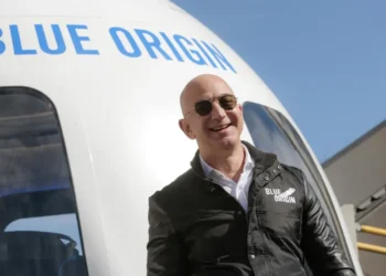 Imagem de Jeff Bezos em frente de uma das capsulas da Blue Origin