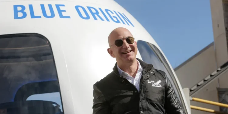 Imagem de Jeff Bezos em frente de uma das capsulas da Blue Origin