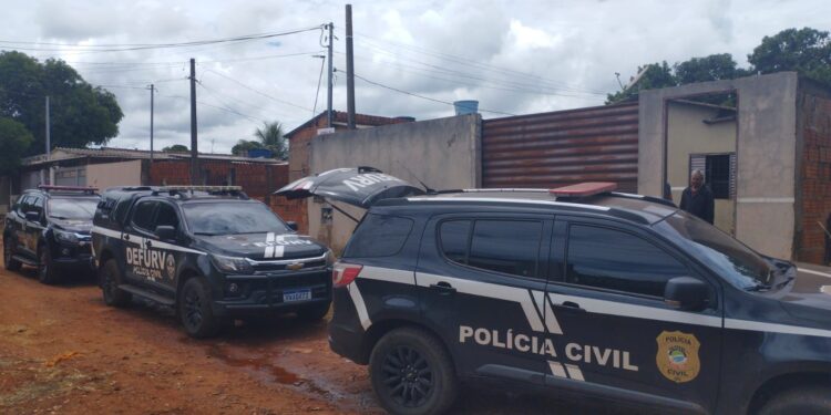 Em operação contra veículos roubados, Polícia Civil apreende toneladas de drogas e desarticula entreposto de drogas