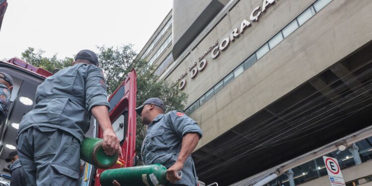 Incêndio atinge Hospital das Clínicas em São Paulo