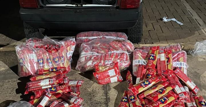 Polícia apreende 121 kg de macarrão sem procedência