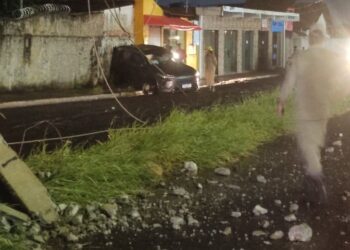 Motorista colide com poste e muro e abandona o veículo em Campo Grande