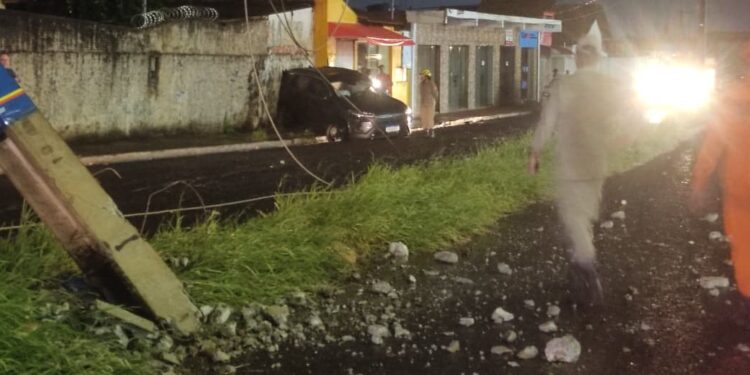 Motorista colide com poste e muro e abandona o veículo em Campo Grande