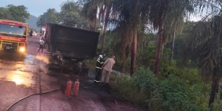 Incêndio atinge carreta na BR-262 em Corumbá