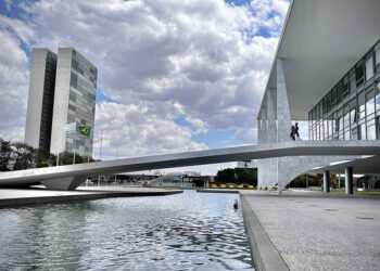Sede das duas Casas do Poder Legislativo e um dos mais famosos cartões postais do Brasil, o Palácio do Congresso Nacional é composto por duas cúpulas e duas torres de 28 andares, que abrigam a Câmara dos Deputados e o Senado Federal.