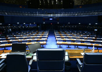 A eleição dos integrantes da nova Mesa do Senado acontece neste sábado (1º). A partir das 10h, será feita a escolha do novo presidente da Casa. E às 11h, serão eleitos os senadores que vão ocupar os demais cargos da Mesa. As regras foram publicadas nessa quarta-feira (29) no Diário do Senado Federal. As inscrições de candidaturas para presidência da Casa devem ser feitas até o início do pronunciamento do primeiro candidato. A votação é secreta e será no painel eletrônico (candidatura única) ou por cédulas (mais de um candidato).