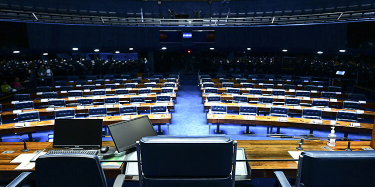 A eleição dos integrantes da nova Mesa do Senado acontece neste sábado (1º). A partir das 10h, será feita a escolha do novo presidente da Casa. E às 11h, serão eleitos os senadores que vão ocupar os demais cargos da Mesa. As regras foram publicadas nessa quarta-feira (29) no Diário do Senado Federal. As inscrições de candidaturas para presidência da Casa devem ser feitas até o início do pronunciamento do primeiro candidato. A votação é secreta e será no painel eletrônico (candidatura única) ou por cédulas (mais de um candidato).