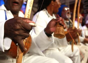 Bloco de carnaval mostra as conexões entre samba e capoeira