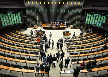 À mesa, presidente do Senado Federal, senador Davi Alcolumbre (União-AP) conduz sessão.