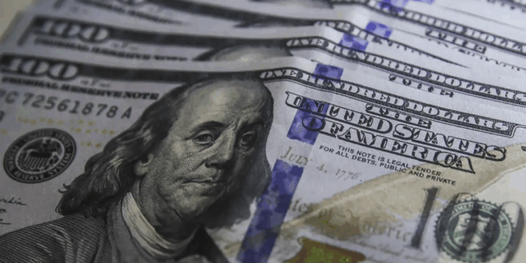 Economia em Movimento: Dólar Cai para Menor Valor em 20 Meses