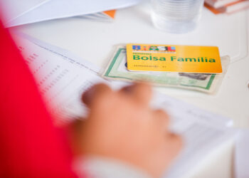 É falso que beneficiários do Bolsa Família serão impedidos de sacar em dinheiro