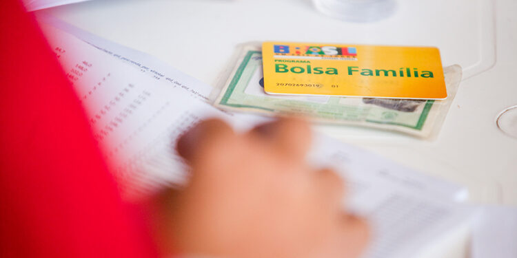 É falso que beneficiários do Bolsa Família serão impedidos de sacar em dinheiro