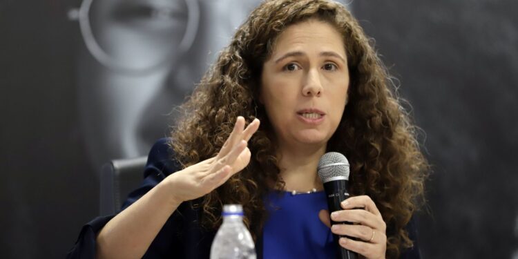 Em Davos, ministra Dweck defende diplomacia para resolver tarifas