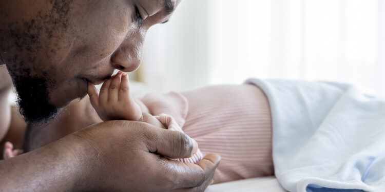 Entre projetos da área social, Senado pode votar licença paternidade de 20 dias