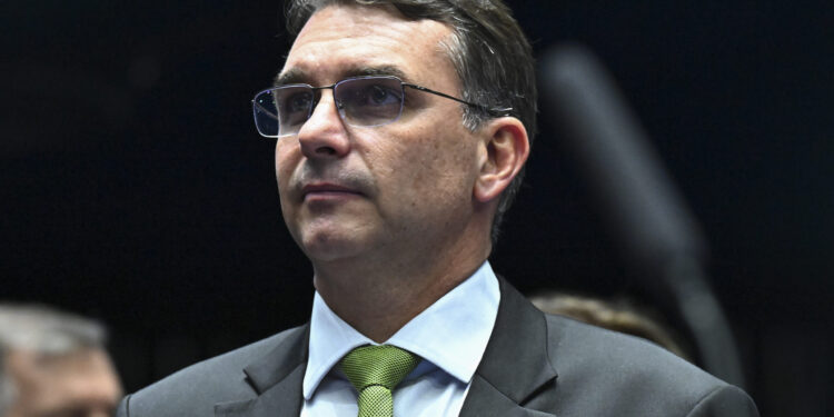 Eduardo Bolsonaro discursa no parlamento de Israel.